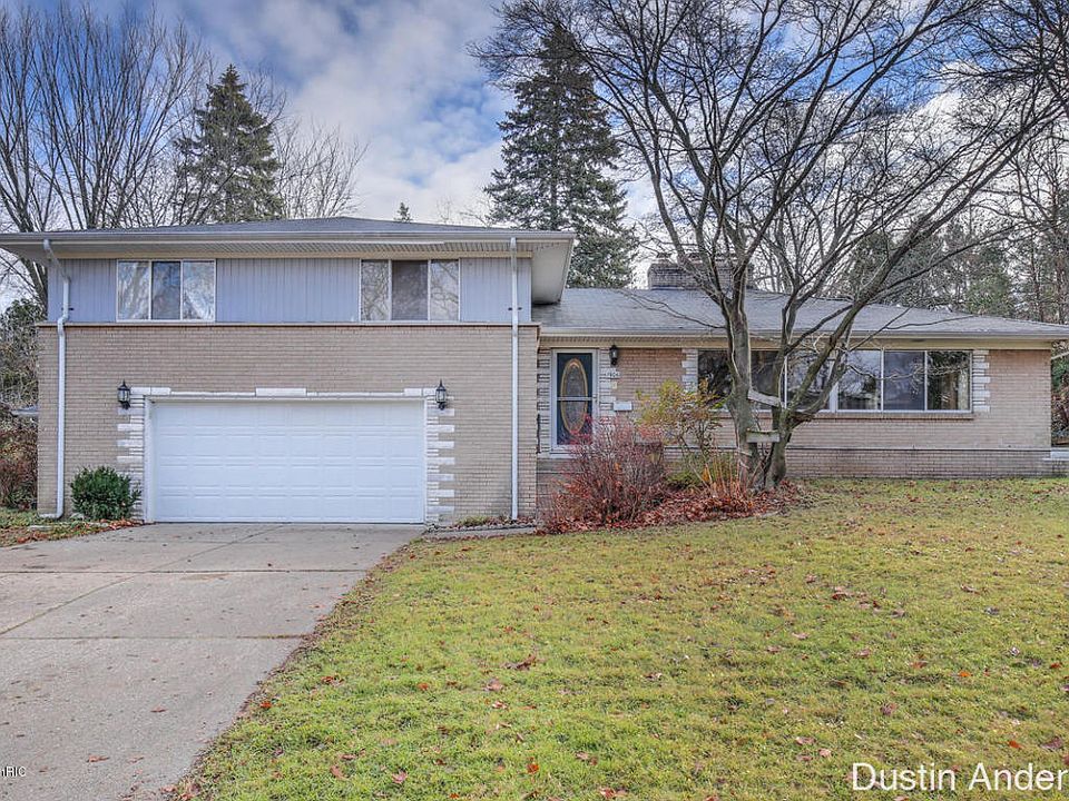 1st image of 1906 Meadowfield Dr NE