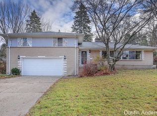 1906 Meadowfield Dr NE, Grand Rapids, MI 49505