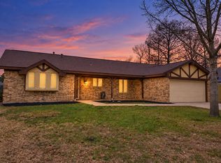 5901 Crestwood Cir W, North Richland Hills, TX 76180