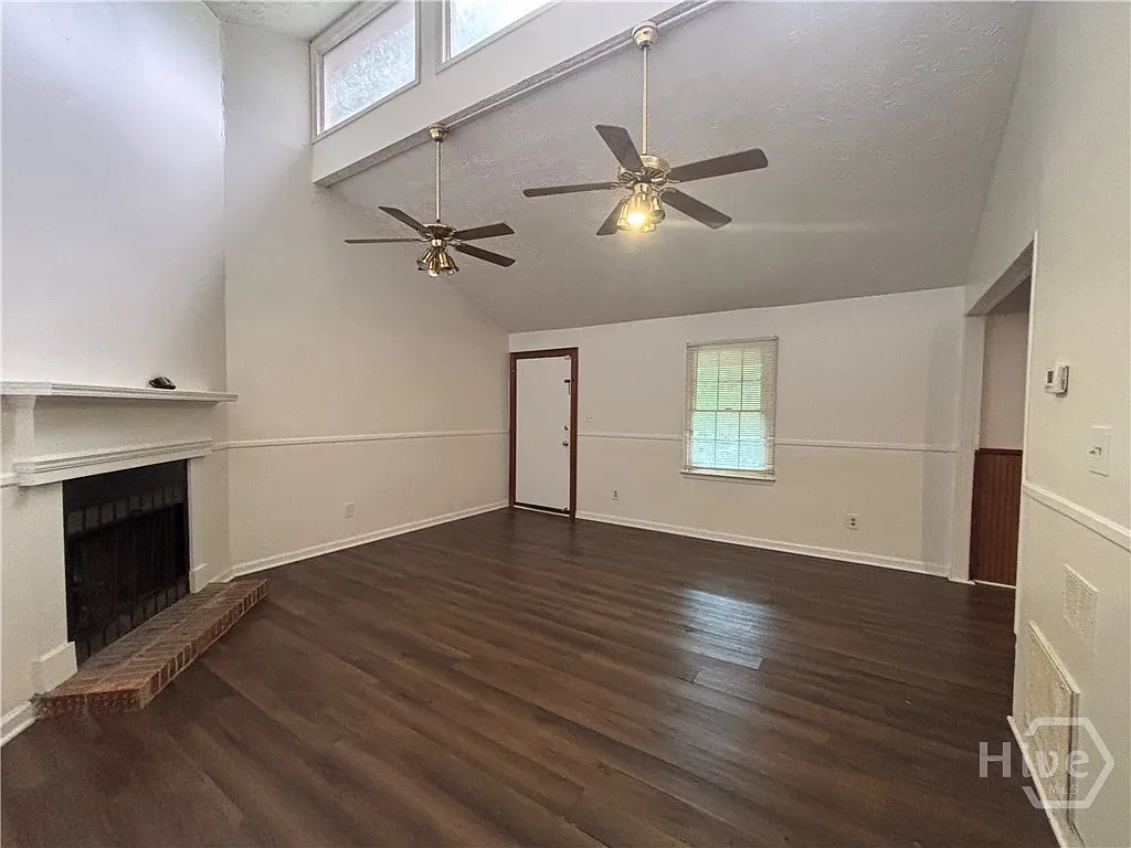 4 bed, 3.0 bath, 1953 sqft, $1,900 — Photo 2