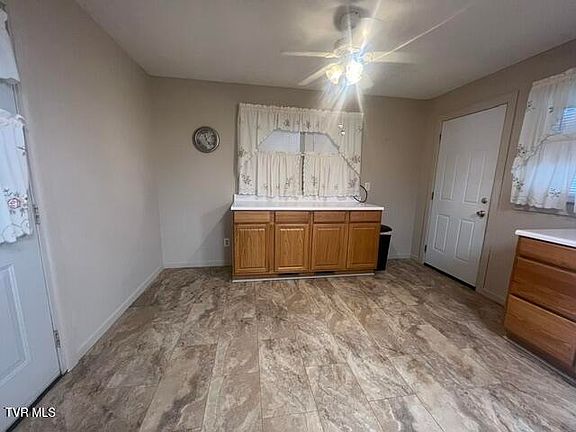 3rd image of 235 Akard St