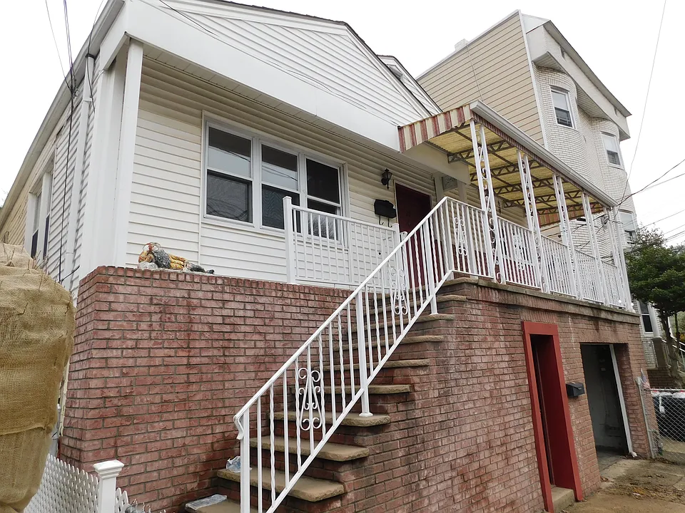 21 W 14th St #2