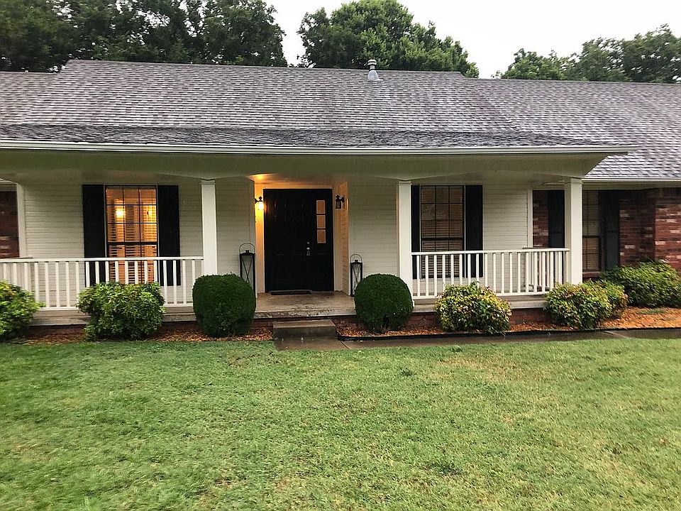 1st image of 2602 Parkwood Dr