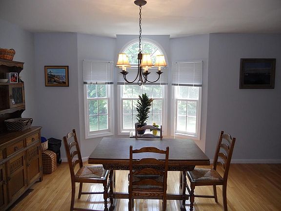 3rd image of 5 Waltham Dr