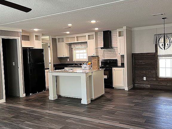 3rd image of 891 Landing Dr