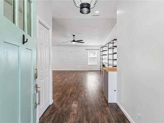 3rd image of 195 Windsor Cir