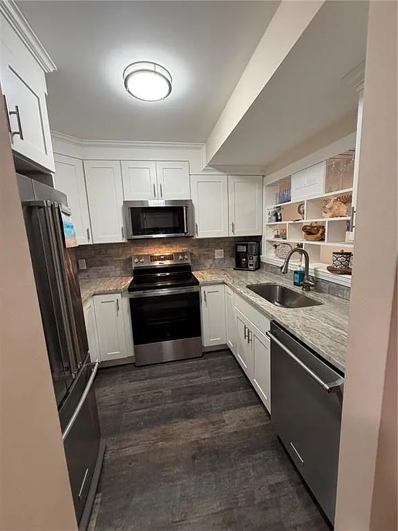 2 bed, 1.0 bath, 858 sqft, $2,100 — Photo 2