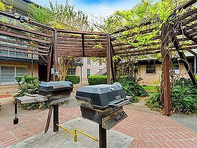 Grill and common areas great for BBQ's by the pool.