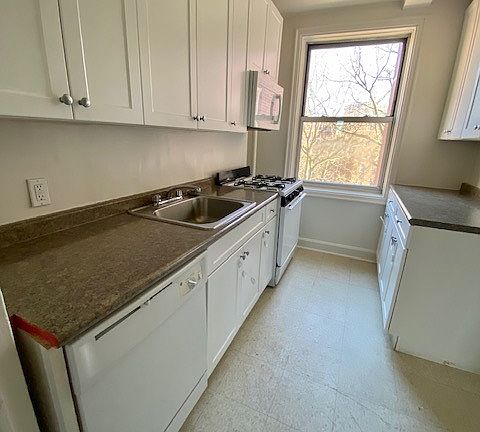 5th image of 1 Larchmont Ave #815A