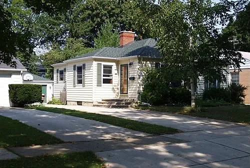 958 Webster Ln photo 1