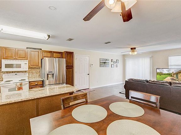 3rd image of 306 Vista Dr