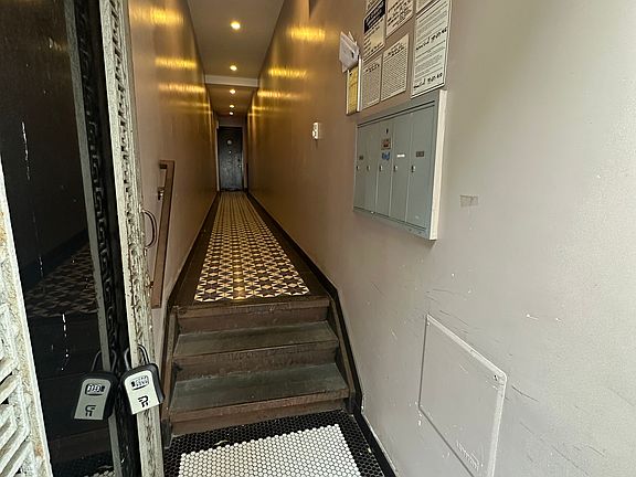 2nd image of 840 Franklin Ave APT 1R