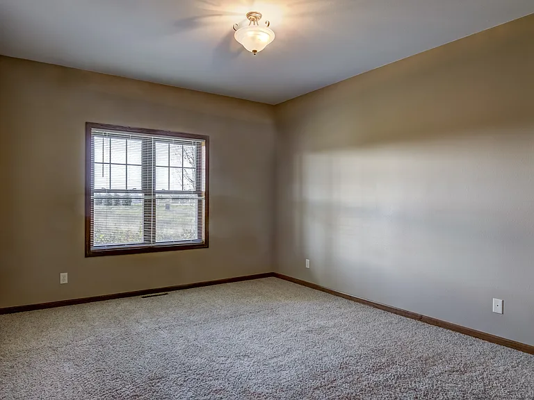 956 Parkland Dr — Photo 12
