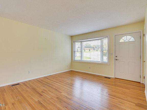 4th image of 210 Green Valley Dr