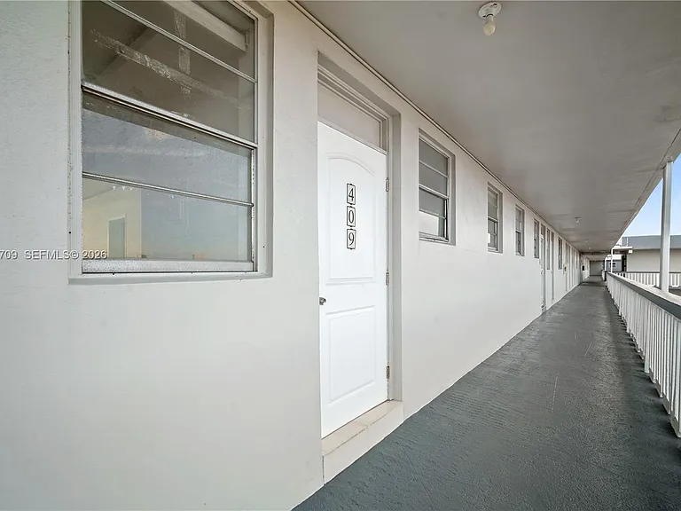 18601 NE 14th Ave #409 — Photo 4
