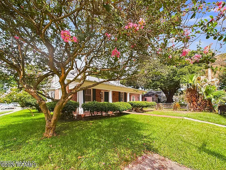 903 Myrtle Pl — Photo 1