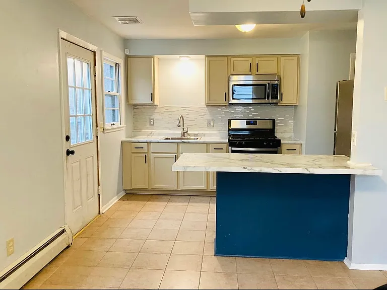 1318 Circle Terrace Blvd NE — Photo 4