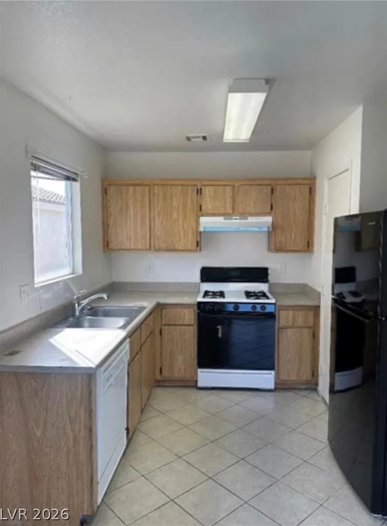 3 bed, 2.0 bath, 1179 sqft, $1,795 — Photo 4
