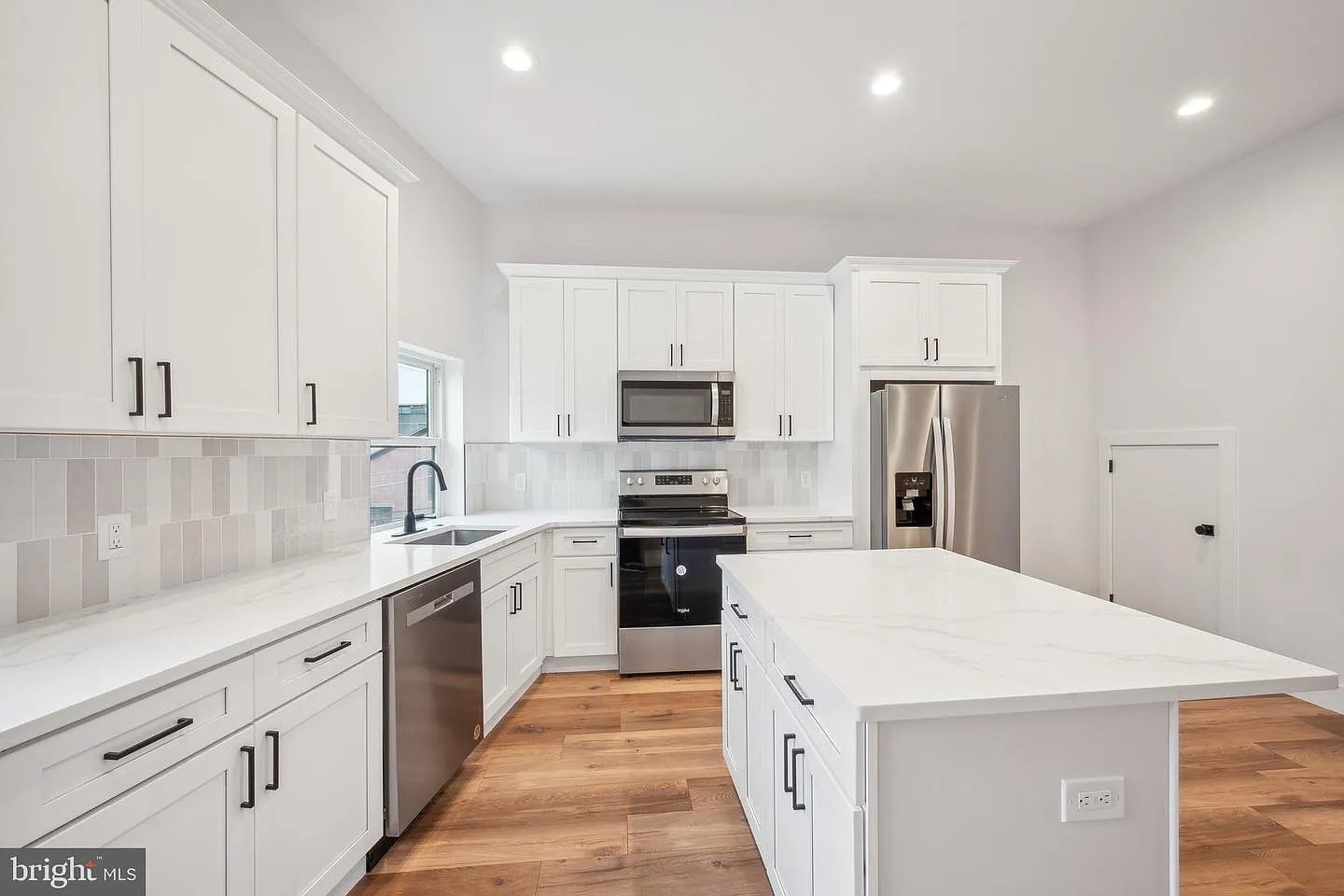 Private Roof Deck, Central Air & In-Unit Laundry Fishtown 2-Bedroom — Photo 2