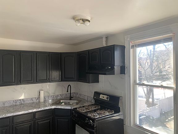 3rd image of 43 Carlton St Floor 2