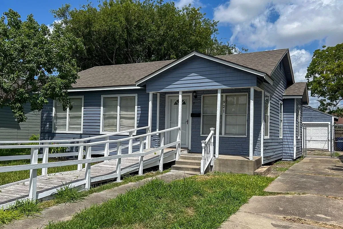 3 bed, 1.0 bath, 1057 sqft, $1,375 — Photo 1