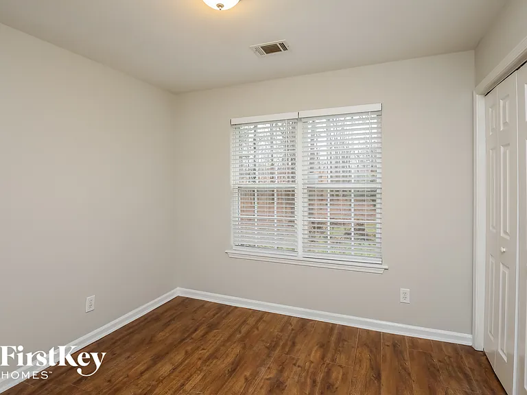 900 Charleston Ct — Photo 12