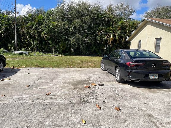4th image of 4895 Badger Ave