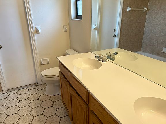 3rd image of 609 Edgewood Dr