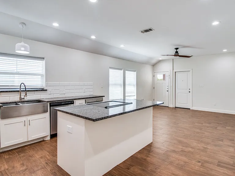 614 E College St — Photo 2