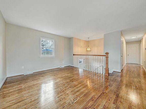 3rd image of 2923 Creekwood Dr