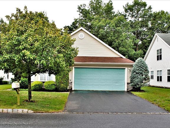 3rd image of 10 Schoolhouse Ln