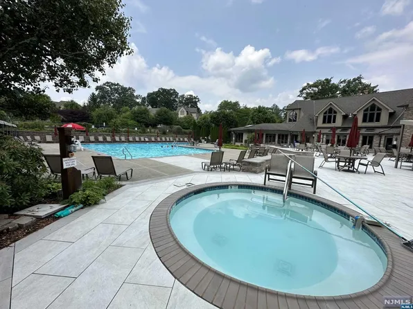 204 Bearwoods Rd, Park Ridge, NJ 07656