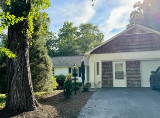 6111 Northlakes Dr, Hickory, NC 28601