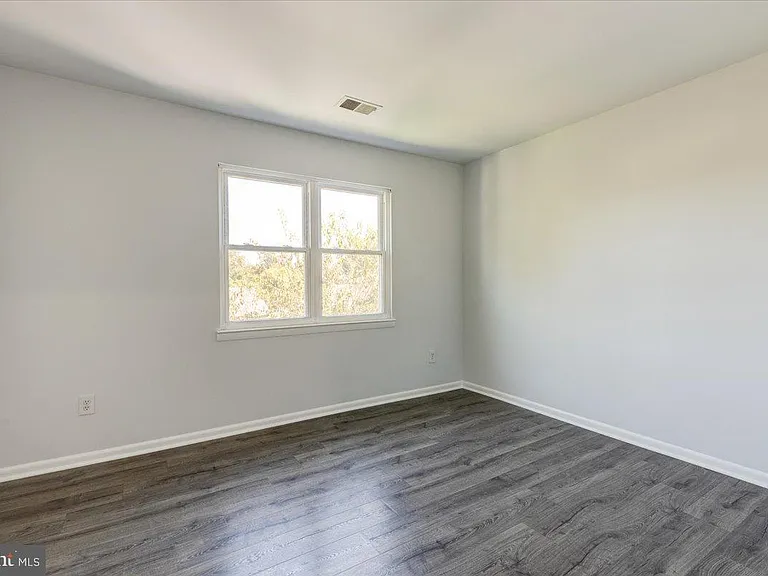 6th Pl NE — Photo 18