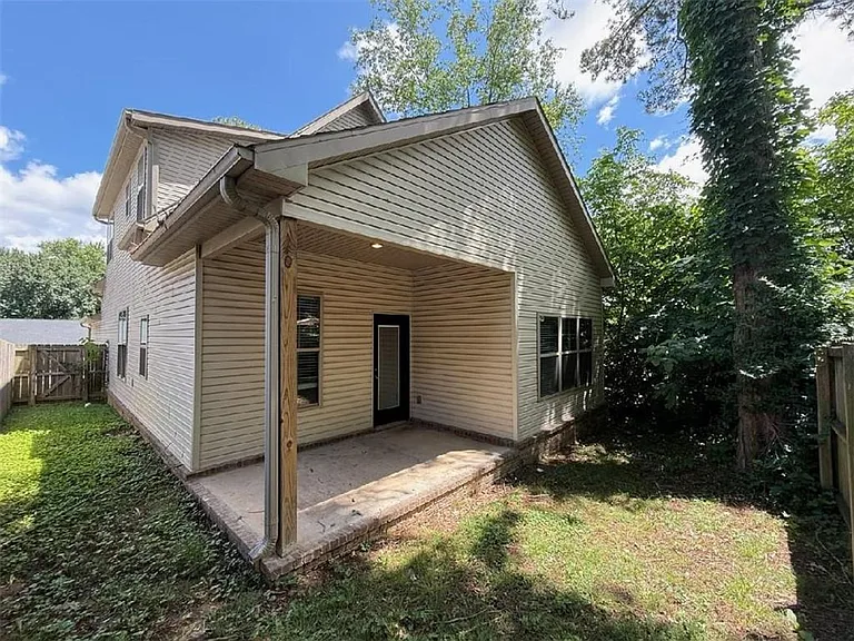 2359 W Houston St — Photo 20