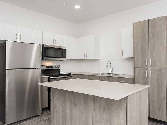 3rd image of 815 N 15th Pl #7-A
