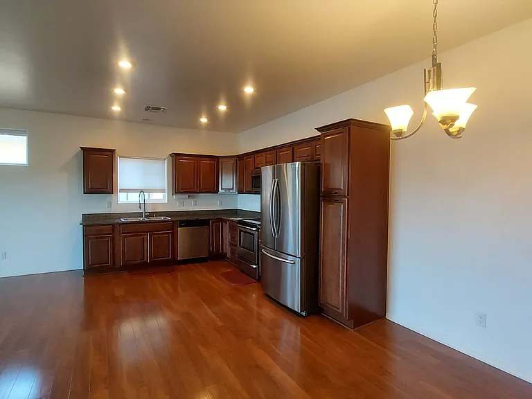 713 W Summit St — Photo 4