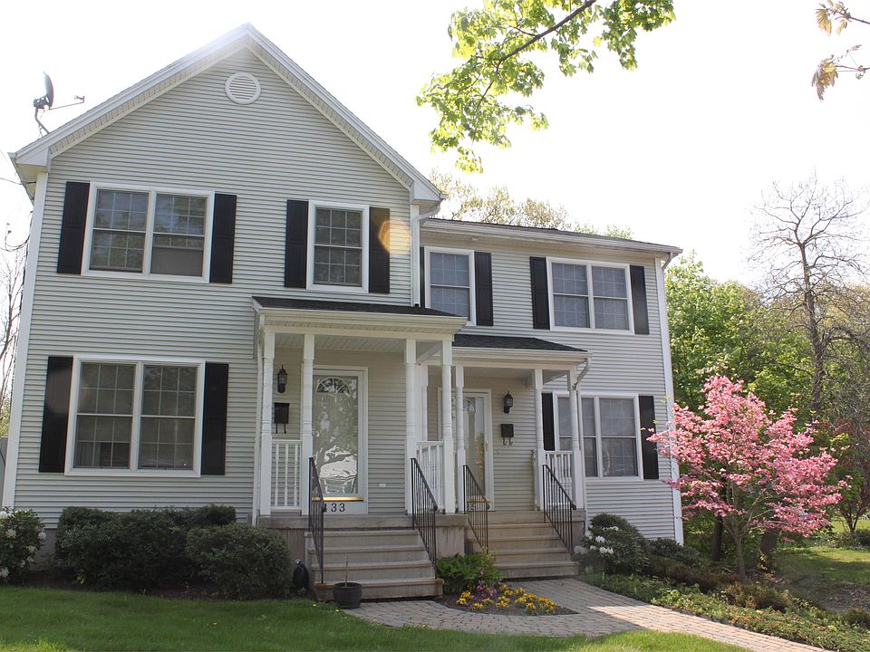 Half duplex condo unit for rent. Parking in rear.