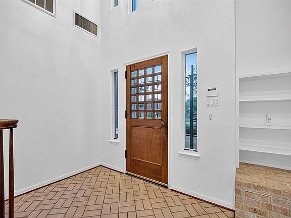 3rd image of 4823 Benning Dr