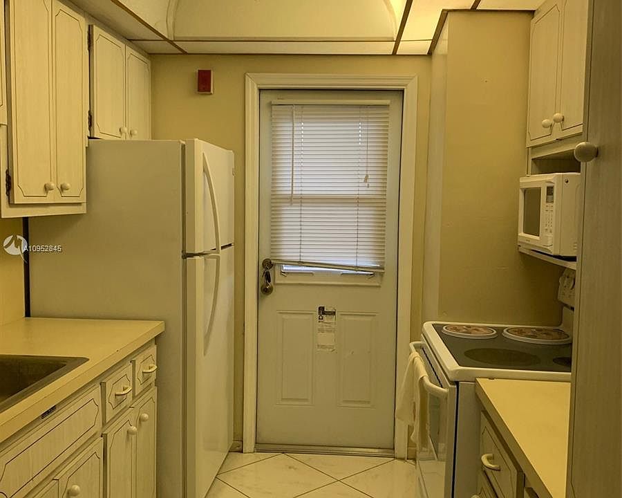 2nd image of 19000 NE 3rd Ct APT 417