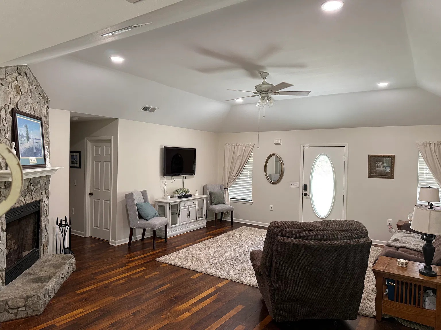 3 bed, 1850 sqft, $3,200 — Photo 2