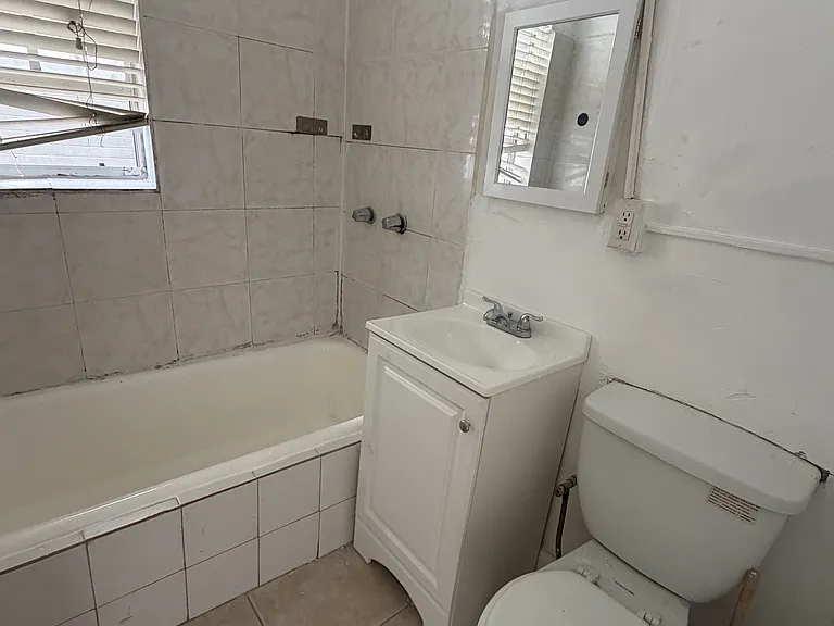 457 NE 24th St #10 — Photo 3