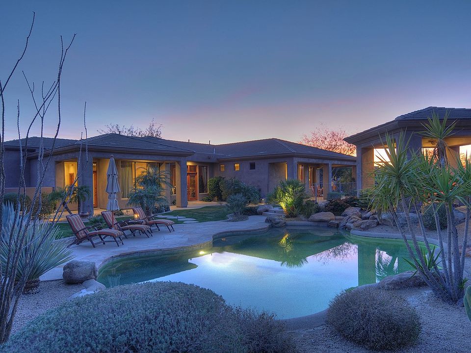 The sunsets of the Arizona Sonoran Desert await...