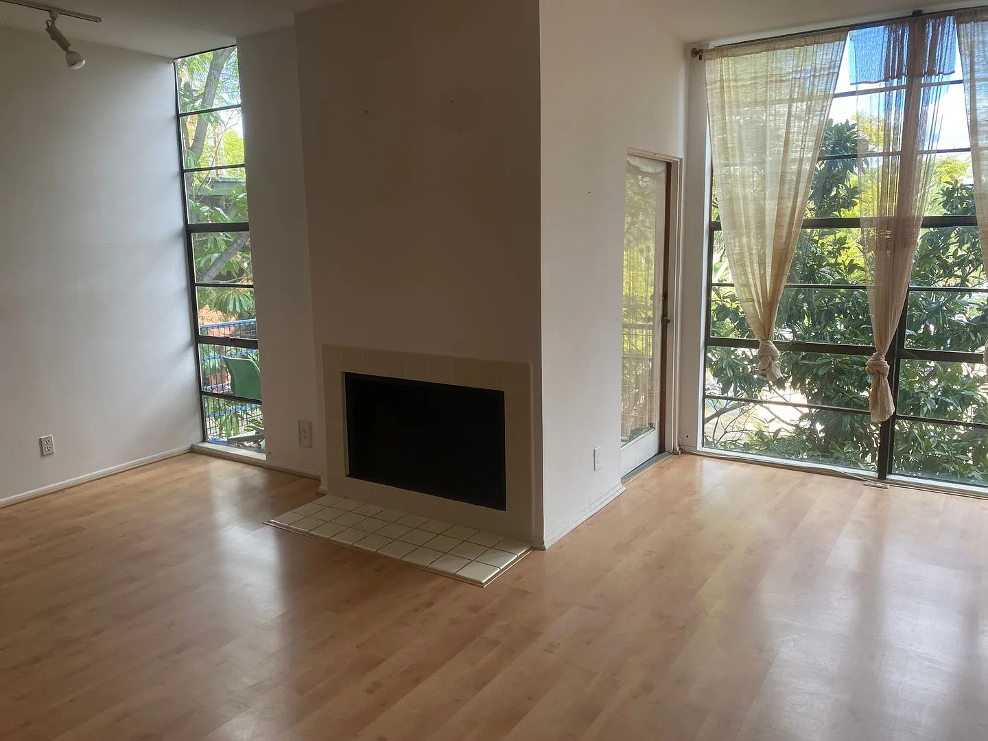 Unique Multi-Level Hollywood Hills Condo with 2 Bedrooms and 2 1/2 Bathrooms — Photo 4