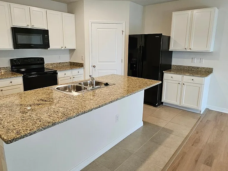 2836 Greenleaf Ter — Photo 4