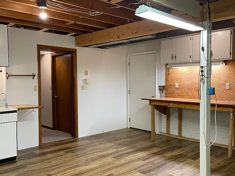 Basement bonus room. Would make a great workout room or workshop. Has a separate entrance from the garage.