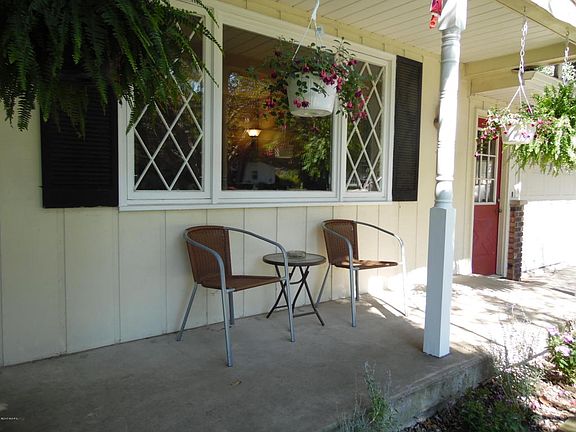 2nd image of 3849 Wedgewood Dr SW