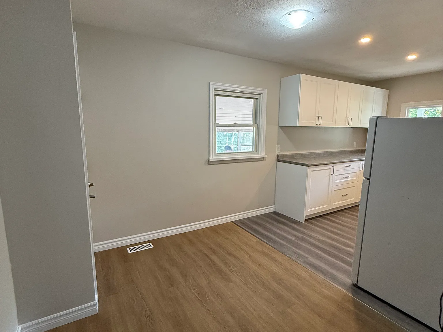 17 Laverne Ave Upper — Photo 4