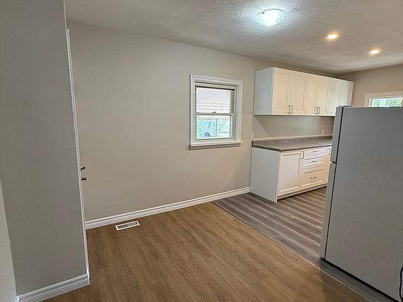 4th image of 17 Laverne Ave
