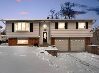 1108 E Greenwood Dr, Mount Prospect, IL